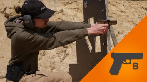 Kadr z średnio zaawansowanego szkolenia strzeleckiego Pistolet Średnio Zaawansowany "B". Kursanci są uczeni pracy na zasłonach, barykadach, a także w zaawansowanych postawach strzeleckich.
